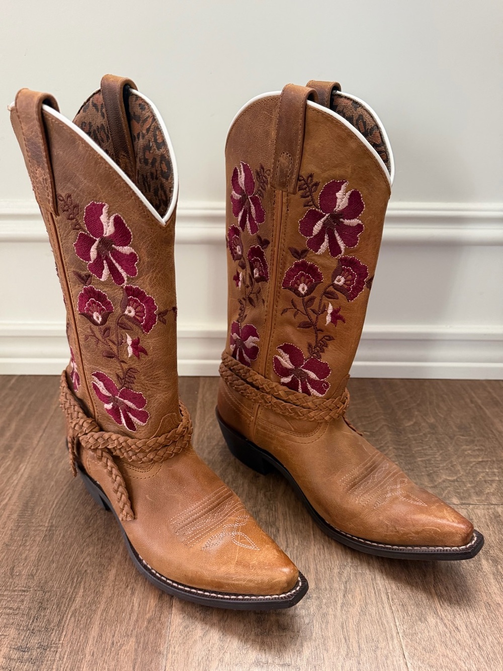 Women's Cedar Rose Tan Leather Embroidered snip toe Boots, Floral Detail, 6.5